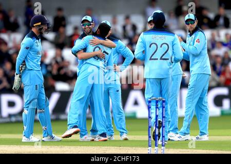 L'inglese Adil Rashid (terza a sinistra) celebra con i suoi compagni di squadra dopo aver preso lo Sri Lanka Jeevan Mendis fuori dal suo proprio bowling durante la partita di gruppo ICC Cricket World Cup a Headingley, Leeds. Foto Stock