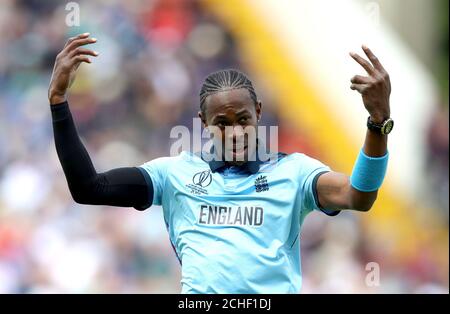 L'inglese Jofra Archer in azione durante la partita di gruppo della ICC Cricket World Cup a Headingley, Leeds. Foto Stock