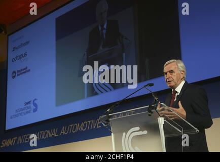 Il Cancelliere ombra dello scacchiere John McDonnell, ha pronunciato il suo discorso di primo piano al Society of Motor Manufacturers and Traders (SMMT) International Automotive Summit 2019, presso l'IET di Londra. Foto Stock