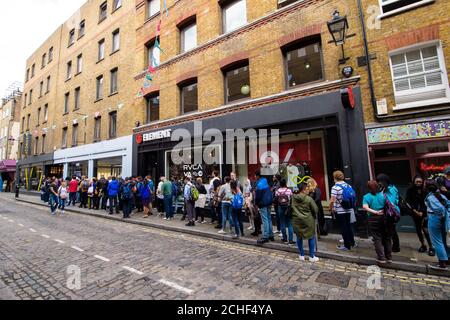 EDITORIALE UTILIZZARE SOLO i membri del pubblico in coda per entrare nell'esperienza coinvolgente del marchio in un negozio pop-up a Covent Garden, Londra, per celebrare il lancio del nuovo Oral-B GENIUS X con intelligenza artificiale. Foto Stock