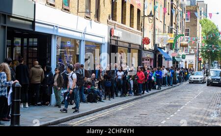 EDITORIALE UTILIZZARE SOLO i membri del pubblico in coda per entrare nell'esperienza coinvolgente del marchio in un negozio pop-up a Covent Garden, Londra, per celebrare il lancio del nuovo Oral-B GENIUS X con intelligenza artificiale. Foto Stock