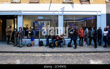 EDITORIALE UTILIZZARE SOLO i membri del pubblico in coda per entrare nell'esperienza coinvolgente del marchio in un negozio pop-up a Covent Garden, Londra, per celebrare il lancio del nuovo Oral-B GENIUS X con intelligenza artificiale. Foto Stock