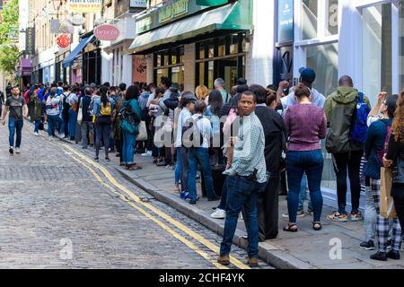 EDITORIALE UTILIZZARE SOLO i membri del pubblico in coda per entrare nell'esperienza coinvolgente del marchio in un negozio pop-up a Covent Garden, Londra, per celebrare il lancio del nuovo Oral-B GENIUS X con intelligenza artificiale. Foto Stock