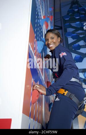 Haven ambasciatore Denise Lewis sulla parete di arrampicata come lei prova alcune attività al Lighthouse Harbor Adventure Village al Craig Tara Holiday Park ad Ayr, Scozia. PREMERE ASSOCIAZIONE. Data di emissione: Mercoledì 24 luglio 2019. La nuova attrazione fa parte di una serie di sviluppi per Haven, annunciando la loro partnership ufficiale con Team GB. I visitatori dei 36 parchi costieri che operano avranno la possibilità di sperimentare una fetta di Tokyo 2020 attraverso attività divertenti e apparizioni di atleti. La foto dovrebbe essere: Sandy Young/PA Wire Foto Stock