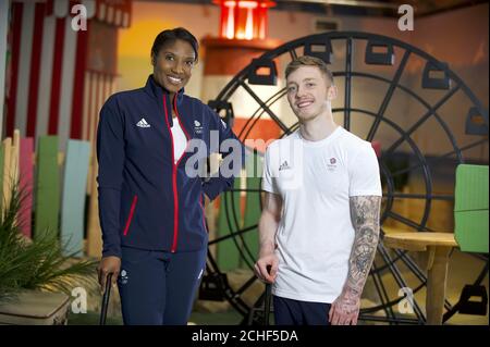 USO EDITORIALE SOLO ginnasta Nile Wilson si unisce l'ambasciatore Haven Denise Lewis per una partita di pazzo golf mentre si prova alcune attività al Lighthouse Harbor Adventure Village al Craig Tara Holiday Park ad Ayr, Scozia. PREMERE ASSOCIAZIONE. Data di emissione: Mercoledì 24 luglio 2019. La nuova attrazione fa parte di una serie di sviluppi per Haven, annunciando la loro partnership ufficiale con Team GB. I visitatori dei 36 parchi costieri che operano avranno la possibilità di sperimentare una fetta di Tokyo 2020 attraverso attività divertenti e apparizioni di atleti. La foto dovrebbe essere: Sandy Young/PA Wire Foto Stock