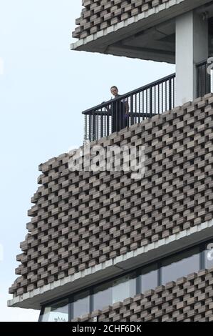 Un poliziotto si affaccia dalla piattaforma di osservazione della galleria d'arte Tate Modern, in seguito all'arresto di un maschio di 17 anni sospettato di tentato omicidio dopo che un ragazzo di sei anni è stato gettato dalla piattaforma di osservazione al decimo piano. Foto Stock