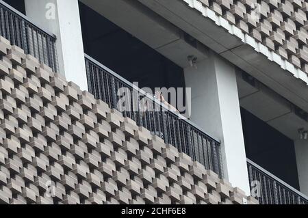 Un poliziotto si affaccia dalla piattaforma di osservazione della galleria d'arte Tate Modern, in seguito all'arresto di un maschio di 17 anni sospettato di tentato omicidio dopo che un ragazzo di sei anni è stato gettato dalla piattaforma di osservazione al decimo piano. Foto Stock