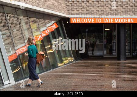 Un membro del pubblico entra nella galleria d'arte Tate Modern a Londra, dopo l'arresto di un maschio di 17 anni sospettato di tentato omicidio dopo che un ragazzo di sei anni è stato gettato dalla piattaforma di osservazione al decimo piano di domenica. Foto Stock