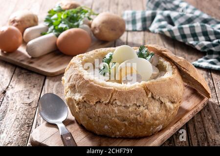 Zurek. Zuppa tradizionale polacca su tavolo di legno Foto Stock