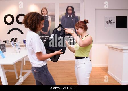 USO EDITORIALE SOLO Lulu Oliver Clark, 17 (a sinistra) e Chloe Bester, 19, all'apertura di ???The Store of Modern Childhood??? In Baker Street, che è un'installazione pop-up creata dalla Children???s Society che presenta elementi come stab-giubbotti e stupide-mascheramento, per evidenziare la realtà dell'infanzia che molti bambini e giovani affrontano quotidianamente, Londra, Come quasi un quarto di un milione di bambini sono infelici nel Regno Unito, secondo la nuova ricerca da parte dei bambini???s carità. Foto Stock