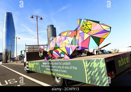 USO EDITORIALE SOLO una scultura di otto metri di un Chameleon A Londra viaggia in camion sulla strada per Old Truman Brewery dove sarà installato su un Camino fino al 1 settembre per lanciare il nuovo Hotel nhow A East London Foto Stock