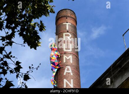 USO EDITORIALE SOLO una scultura di otto metri di un Chameleon è installato sul camino della Old Truman Brewery a East London dove sarà in mostra fino al 1 settembre per lanciare il nuovo nhow Hotel a Shoreditch. Foto Stock