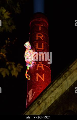 USO EDITORIALE SOLO una scultura di otto metri di un Chameleon è installato sul camino della Old Truman Brewery a East London dove sarà in mostra fino al 1 settembre per lanciare il nuovo nhow Hotel a Shoreditch. Foto Stock