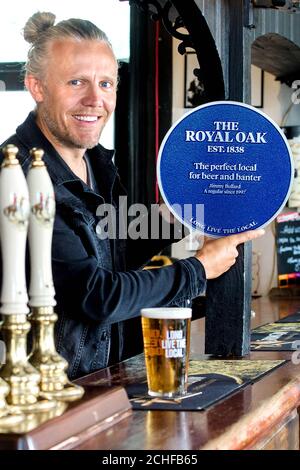 SOTTOPOSTO A EMBARGO al 0001 GIOVEDÌ SETTEMBRE 19 USO EDITORIALE SOLO l'ex calciatore Jimmy Bullard presenta una targa blu personalizzata al Royal Oak Pub (Polly Clean Stairs) a Bexleyheath, Kent, commemorando la sua memoria pub preferita, come parte della campagna Long Live The Local. Foto Stock