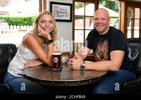 SOTTOPOSTO A EMBARGO AL 0001 GIOVEDÌ SETTEMBRE 19 AD USO EDITORIALE SOLO pubblicano e modello, Jodie Kidd presenta una placca blu personalizzata a Tom Kerridge, commemorando la sua memoria da pub preferita, Che ha avuto luogo alla mano e fiori in Marlow - Kerridge prima avventura pub, come parte della campagna Long Live the Local. Foto Stock