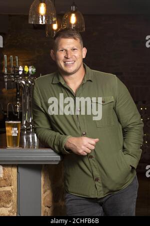 IMBARCATO AL 0001 GIOVEDÌ SETTEMBRE 19 USO EDITORIALE SOLO ex capitano di rugby Inghilterra, Dylan Hartley presenta una targa blu personalizzata al Kings Head a Spratton, Northampton commemorando la sua memoria pub preferita, come parte della campagna Long Live The Local. Foto Stock