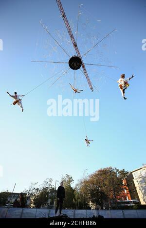 USO EDITORIALE SOLO i membri della compagnia di performance francese Gratte Ciel e la musicista locale Anna Malarkey hanno provato a Eyre Square, Galway prima della loro performance dal vivo al lancio del programma Galway 2020 European Capital of Culture, Irlanda. Foto Stock