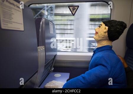 Un volontario trasporta il lavoro del candidato al Turner Prize Oscar Murillo, intitolato Collective Conscience, a bordo di un treno sudorientale da Londra St Pancras a Turner Contemporary a Margate, davanti alla mostra Turner Prize 2019, che si svolge dal 28 settembre al 12 gennaio 2020. Foto Stock