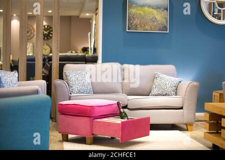 SOTTOPOSTO A EMBARGO AL 0001 GIOVEDÌ SETTEMBRE 26 USO EDITORIALE SOLO il nuovo ???i Do??? Pouffe creato da Harveys Furniture, in esposizione presso il negozio Brent Cross di Londra. Foto Stock