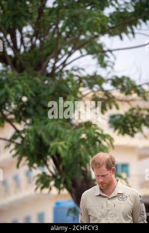 Il duca del Sussex è visto con l'albero di Diana a Huambo, Angola, il giorno cinque del giro reale dell'Africa. Il Duca sta visitando il campo minato dove sua madre, la Principessa di Galles, è stata fotografata nel 1997, che è ora una strada trafficata con scuole, negozi e case. Foto PA. Data immagine: Venerdì 27 settembre 2019. Visita il TOUR REALE della storia della Pennsylvania. Il credito fotografico dovrebbe essere: Dominic Lipinski/PA W ire Foto Stock