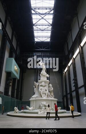 Il nuovo lavoro della Commissione Hyundai Fons Americanus dell'artista di New York Kara Walker viene presentato durante un evento mediatico nella Tate Modern turbine Hall di Londra. Ispirata al Victoria Memorial di fronte a Buckingham Palace, la fontana alta tredici metri è adornata da raffigurazioni di personaggi provenienti da fonti artistiche storiche, letterarie e culturali e presenta una storia di origine della diaspora africana. Foto Stock