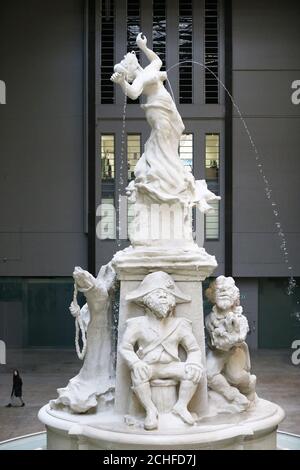 Il nuovo lavoro della Commissione Hyundai Fons Americanus dell'artista di New York Kara Walker viene presentato durante un evento mediatico nella Tate Modern turbine Hall di Londra. Ispirata al Victoria Memorial di fronte a Buckingham Palace, la fontana alta tredici metri è adornata da raffigurazioni di personaggi provenienti da fonti artistiche storiche, letterarie e culturali e presenta una storia di origine della diaspora africana. Foto Stock