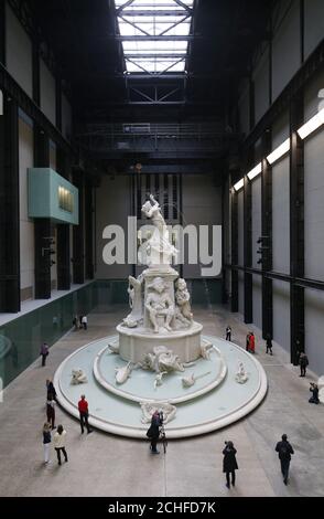 Il nuovo lavoro della Commissione Hyundai Fons Americanus dell'artista di New York Kara Walker viene presentato durante un evento mediatico nella Tate Modern turbine Hall di Londra. Ispirata al Victoria Memorial di fronte a Buckingham Palace, la fontana alta tredici metri è adornata da raffigurazioni di personaggi provenienti da fonti artistiche storiche, letterarie e culturali e presenta una storia di origine della diaspora africana. Foto Stock