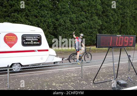 IMBARCATO AL 0001 LUNEDI 7 OTTOBRE EDITORIALE USO SOLO l'atleta di Endurance Mark Beaumont dimostra quanto velocemente può rimorchiare una carovana con una bicicletta davanti al Motorhome e Caravan Show, che inizia dal 15 ottobre al NEC Birmingham. Foto Stock