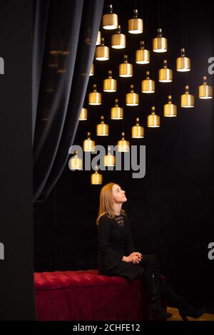 USO EDITORIALE SOLO i membri del pubblico guardano allo stand Bert Frank al Decorex 2019 di Olympia, Londra. Foto Stock