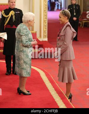 Cush Jumbo di Londra è un OBE (ufficiale dell'Ordine dell'Impero britannico) della Regina Elisabetta II a Buckingham Palace. Foto Stock