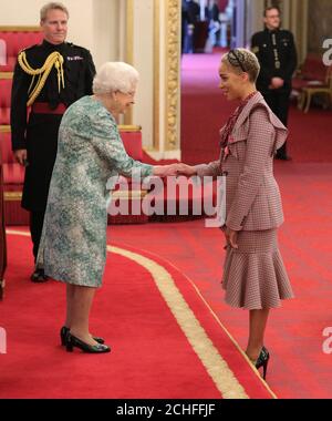 Cush Jumbo di Londra è un OBE (ufficiale dell'Ordine dell'Impero britannico) della Regina Elisabetta II a Buckingham Palace. Foto Stock