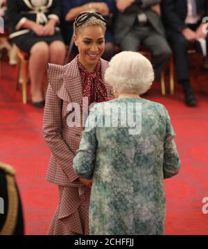 Cush Jumbo di Londra è un OBE (ufficiale dell'Ordine dell'Impero britannico) della Regina Elisabetta II a Buckingham Palace. Foto Stock