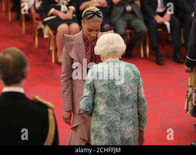 Cush Jumbo di Londra è un OBE (ufficiale dell'Ordine dell'Impero britannico) della Regina Elisabetta II a Buckingham Palace. Foto Stock