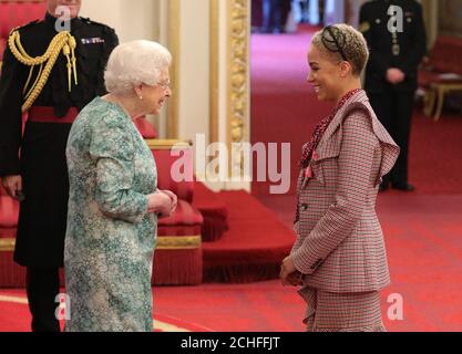 Cush Jumbo di Londra è un OBE (ufficiale dell'Ordine dell'Impero britannico) della Regina Elisabetta II a Buckingham Palace. Foto Stock