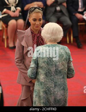 Cush Jumbo di Londra è un OBE (ufficiale dell'Ordine dell'Impero britannico) della Regina Elisabetta II a Buckingham Palace. Foto Stock