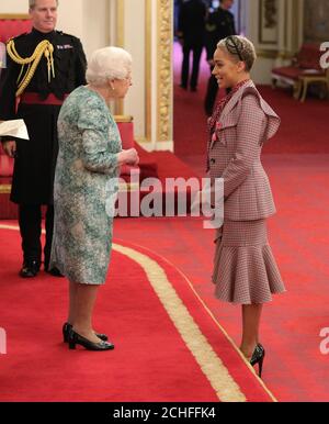 Cush Jumbo di Londra è un OBE (ufficiale dell'Ordine dell'Impero britannico) della Regina Elisabetta II a Buckingham Palace. Foto Stock