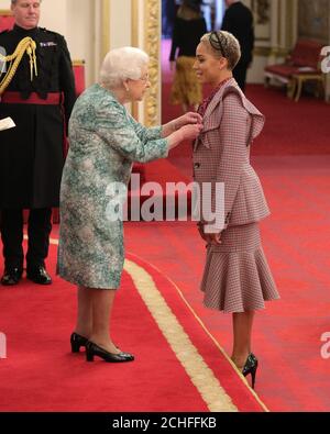 Cush Jumbo di Londra è un OBE (ufficiale dell'Ordine dell'Impero britannico) della Regina Elisabetta II a Buckingham Palace. Foto Stock