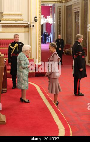 Cush Jumbo di Londra è un OBE (ufficiale dell'Ordine dell'Impero britannico) della Regina Elisabetta II a Buckingham Palace. PREMERE ASSOCIAZIONE foto. Data immagine: Giovedì 10 ottobre 2019. Il credito fotografico dovrebbe essere: Filo Yui Mok/PA Foto Stock