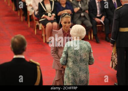 Cush Jumbo di Londra è un OBE (ufficiale dell'Ordine dell'Impero britannico) della Regina Elisabetta II a Buckingham Palace. PREMERE ASSOCIAZIONE foto. Data immagine: Giovedì 10 ottobre 2019. Il credito fotografico dovrebbe essere: Filo Yui Mok/PA Foto Stock