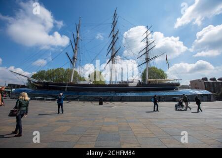 IMBARCATO AL 0001 MARTEDÌ 22 OTTOBRE i lavori di manutenzione si svolgono sui montanti da 152 metri della Cutty Sark in preparazione del 150° anniversario il mese prossimo, a Greenwich, Londra. Foto Stock