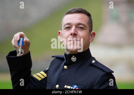 Staff Sergant Stuart Griffiths, Royal Tank Regiment, con la medaglia di gallantry della sua regina assegnata dalla regina Elisabetta II in una cerimonia di investitura al Castello di Windsor, Berkshire. Foto Stock