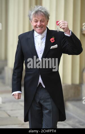 Nicholas Sanders con la sua medaglia MBE presentata dal Principe di Galles durante una cerimonia di investitura a Buckingham Palace a Londra. Foto Stock