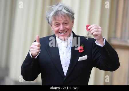 Nicholas Sanders con la sua medaglia MBE presentata dal Principe di Galles durante una cerimonia di investitura a Buckingham Palace a Londra. Foto Stock