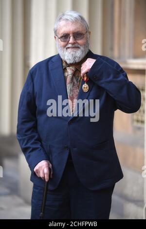 Robert Cohan con la sua medaglia Knighthood presentata dal Principe di Galles durante una cerimonia di investitura a Buckingham Palace a Londra. Foto Stock