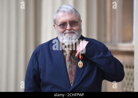 Robert Cohan con la sua medaglia Knighthood presentata dal Principe di Galles durante una cerimonia di investitura a Buckingham Palace a Londra. Foto Stock