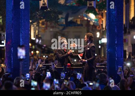 EDITORIALE USE ONLY Alex Zane dà il benvenuto a Ronnie Wood per attivare la nuova installazione sostenibile, a tema oceanico luce di Natale a Carnaby Londra, in collaborazione con l'associazione benefica per la conservazione degli oceani Project ZERO. Foto Stock