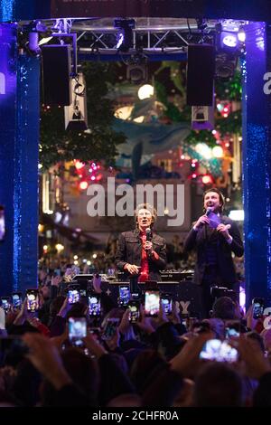 EDITORIALE USE ONLY Alex Zane dà il benvenuto a Ronnie Wood per attivare la nuova installazione sostenibile, a tema oceanico luce di Natale a Carnaby Londra, in collaborazione con l'associazione benefica per la conservazione degli oceani Project ZERO. Foto Stock