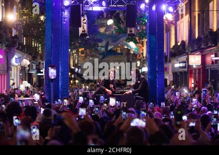 Alex Zane dà il benvenuto a Ronnie Wood per attivare la nuova installazione sostenibile di luci di Natale a tema oceanico a Carnaby London, in collaborazione con Ocean Conservation Charity Project ZERO. Foto PA. Data foto: Giovedì 7 novembre 2019. La sostenibilità è il tema dell'installazione con ogni elemento che utilizza materiali riciclati e riutilizzabili, tra cui: Reti da pesca riutilizzate per il kelp verde, oltre 500 m di nastro di riempimento post-uso riutilizzato per il corallo e oltre 1,500 bottiglie di plastica riciclate per pesci e bolle. Il credito fotografico deve essere: David Parry/PA Wire Foto Stock