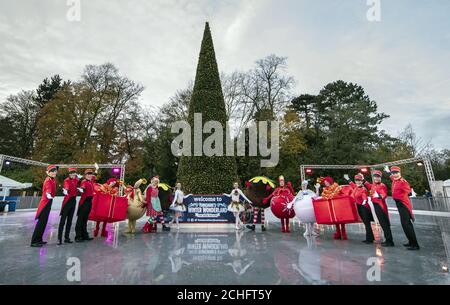 Gli intrattenitori festosi al McArthurGlen Designer Outlet York lanciano il Winter Wonderland dello Yorkshire. Foto Stock