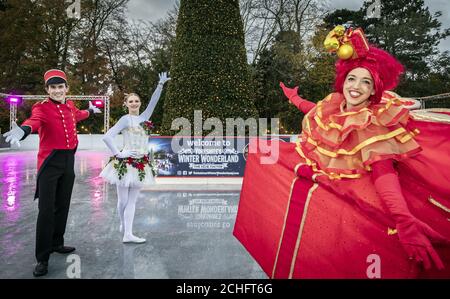 Gli intrattenitori festosi al McArthurGlen Designer Outlet York lanciano il Winter Wonderland dello Yorkshire. Foto Stock